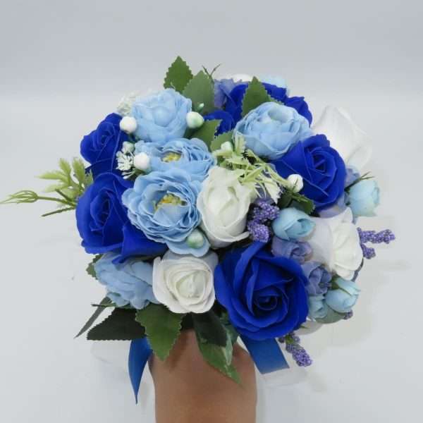 Buchet mireasanasa cu flori de matase alb albastru ILIF309008 3