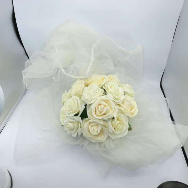 Decor masina pentru nunta cu trandafiri albi din spuma ILIF307030 4