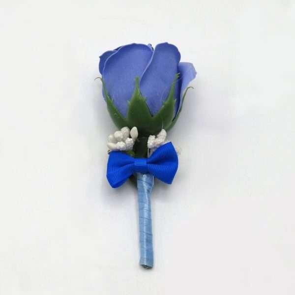 Cocarda de pus in piept cu trandafir de sapun albastru ILIF307165 1