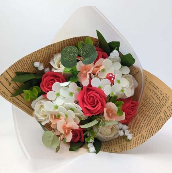 Buchet cadou cu flori de sapun rosu si alb – DSPH302002 2