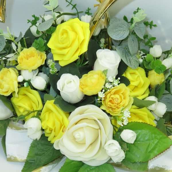 Decor masina pentru nunta inimioare decorate cu flori galben alb ILIF306004 5