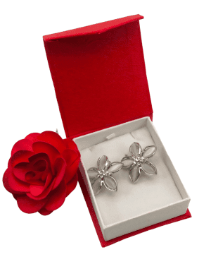 Cercei eleganti pentru mireasa, model deosebit tip floare, alb perlat – ILIF305023