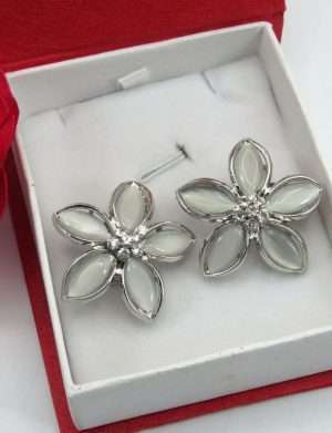 Cercei eleganti pentru mireasa, model deosebit tip floare, alb perlat – ILIF305023