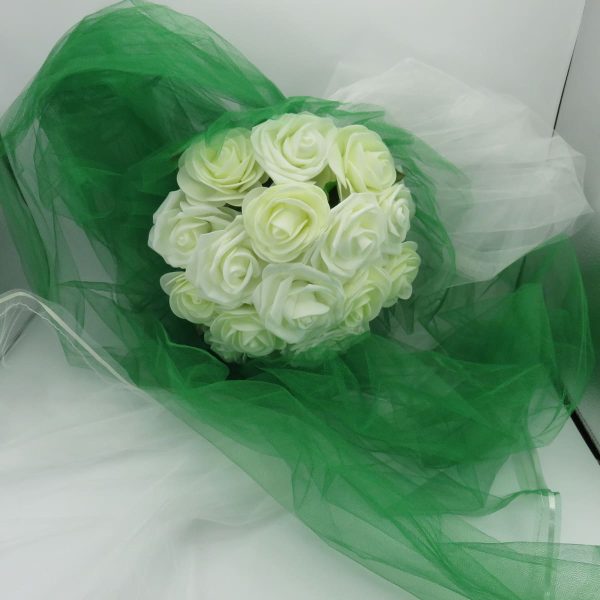 Decor masina pentru nunta cu tulle si trandafiri din spuma verde alb ILIF309032 3