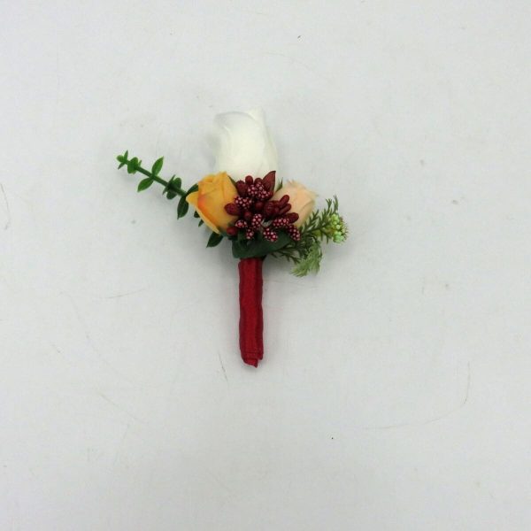 Cocarda de pus in piept cu flori de matase si stamine – ILIF311011 (1)