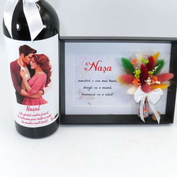 Set cadou Nasi Cununie sticla vin personalizata & tablou cu flori uscate ILIF404020 (4)