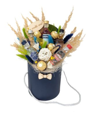 Aranjament cadou ,,La multi ani” cu mini sticluțe, bomboane și flori uscate – DSPH312001
