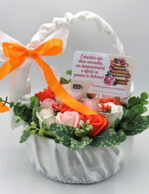 Aranjament cadou pentru cadre didactice, cu flori de sapun in cosulet, multicolor – PRIF310042