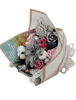 Buchet cadou de Craciun, cu ramuri de brad, flori de sapun si globuri – DSPH212004