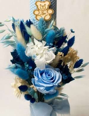 Lumanare botez personalizata, ceara naturala si aranjament floral, nuante de albastru – AMB307002