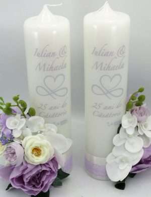 Lumanare Nunta de Argint, model personalizat, decor cu flori de matase & silicon, lila-alb – ILIF404018