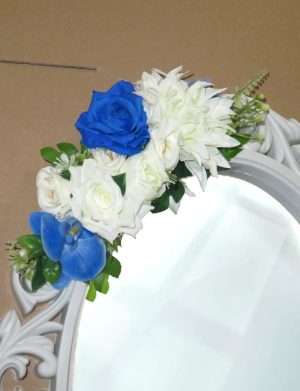 Oglinda miresei, forma ovala in stil victorian, lucrata cu flori de matase, model alb-albastru – ILIF405012