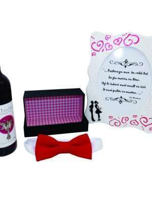 Set cadou pentru el 4 piese papion rosu in cutiuta rama foto indragostiti si o sticla de vina Maiastru 250 ml ILIF10106 2