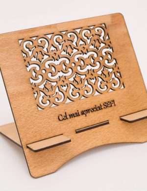 Suport tableta din lemn cu mesaj Cel mai apreciat SEF, personalizabil – OMIS01201