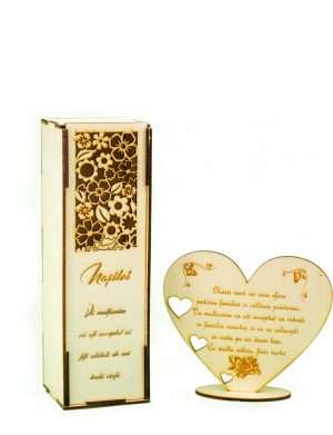 Pachet cutie pentru sticla de vin + decoratiune in forma de inimioara, cadou pentru nasi – OMIS01234