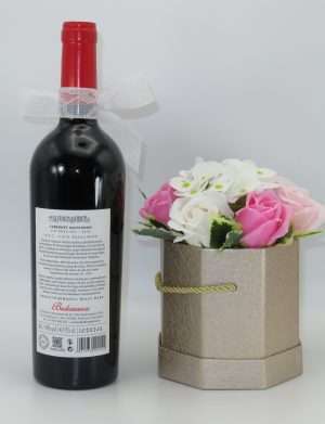 Cadou Cerere Nasi Cununie, Valsul 2 – sticla vin & aranjament flori, ILIF203006