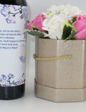 Cadou Cerere Nasi Cununie – sticla vin personalizata & aranjament flori, ILIF203008