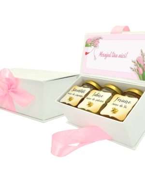 Cadou dulce, cutie cu 3 borcanele de miere si mesaj personalizabil, tematica Martie – DSBC301010