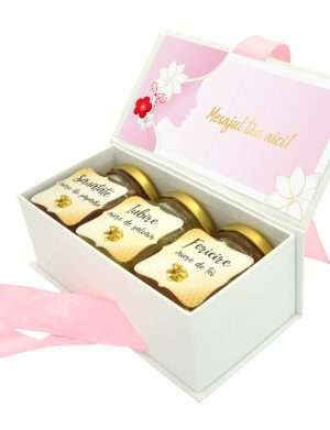 Cadou dulce, cutie cu 3 borcanele de miere si mesaj personalizabil, tematica Martie – DSBC301003