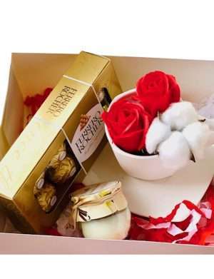 Cutie cadou cu farfurie si ceasca cu 2 trandafiri de sapun + 1 floare bumbac, lumanare in borcan si cutie 8 bomboane Ferrero Rocher, YODB012