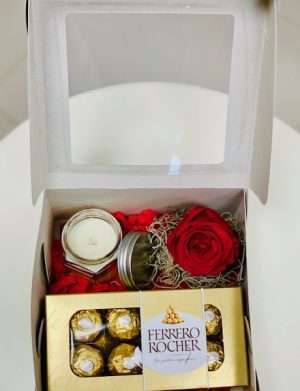 Cutie cadou cu trandafir criogenat, Cutie 8 bomboane Ferrero Rocher, lumanare in borcan, YODB016