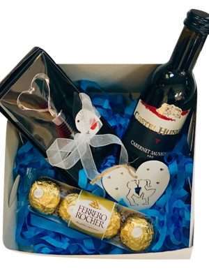 Cutie cadou, sticla vin 187 ml, dop in forma inima pentru sticla, in Cutie, 4 bomboane Ferrero Rocher, inima lemn, YODB004