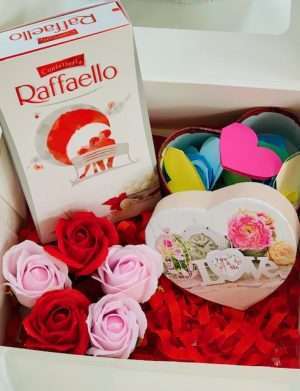Cutie cadou cu 30 motive Te Iubesc tip inima, 5 trandafiri de sapun, 8 bomboane Raffaello, YODB007