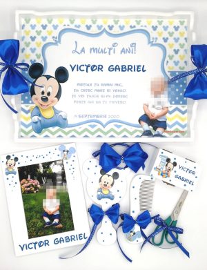 Set mot Baby Mickey Mouse, 7 piese, personalizat, din lemn, cu fundite albastre si ornamente multicolore DSPH102003