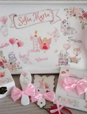 Set mot Zana Ursitoare, 7 piese, personalizat, din lemn, cu fundite roz, ornamente multicolore DSPH011