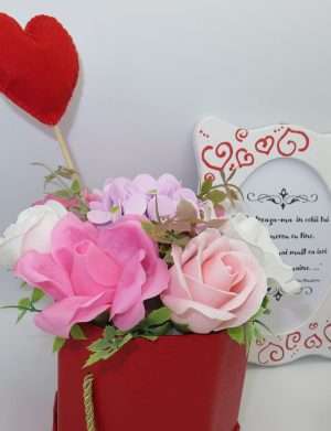 Set cadou pentru iubita cu rama foto si aranjament cu trandafiri de sapun – ILIF10215