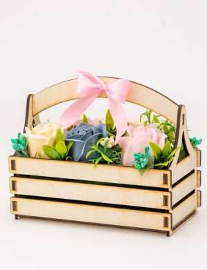 Aranjament din flori de sapun in cutie tip ladita – OMIS01243