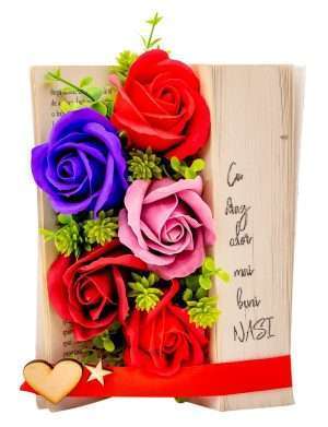 Carte cu aranjament floral, trandafiri de sapun, personalizata, cadou nasi, multicolor – OMIS001