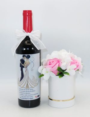 Set Cadou Cerere Nași Cununie, „Valsul” – sticlă de vin personalizată și aranjament flori de săpun – ILIF11011