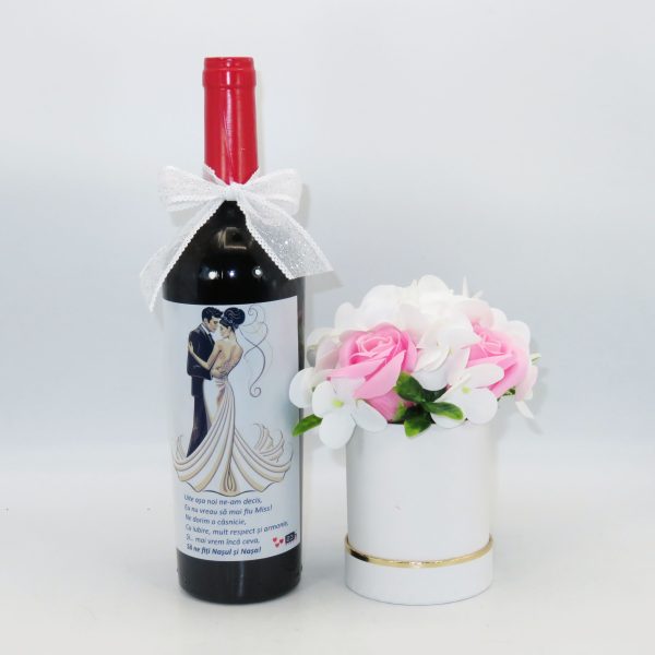 Set Cadou Cerere Nași Cununie, „Valsul” – sticlă de vin personalizată și aranjament flori de săpun - ILIF11011 - imagine 2