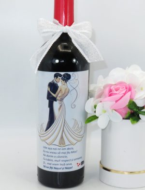 Set Cadou Cerere Nași Cununie, „Valsul” – sticlă de vin personalizată și aranjament flori de săpun – ILIF11011