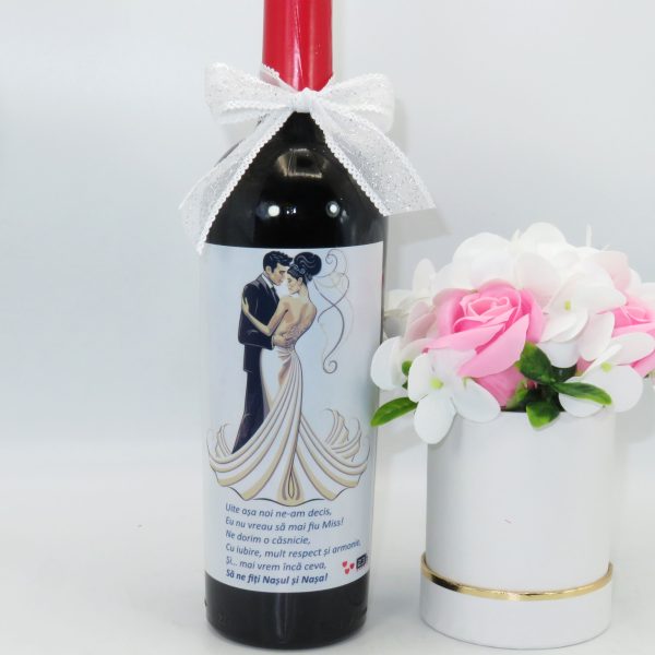 Set Cadou Cerere Nași Cununie, „Valsul” – sticlă de vin personalizată și aranjament flori de săpun - ILIF11011 - imagine 4