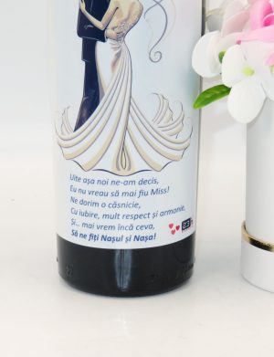 Set Cadou Cerere Nași Cununie, „Valsul” – sticlă de vin personalizată și aranjament flori de săpun – ILIF11011