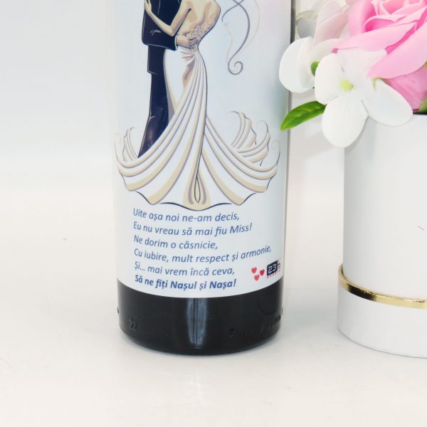 Set Cadou Cerere Nași Cununie, „Valsul” – sticlă de vin personalizată și aranjament flori de săpun - ILIF11011 - imagine 3