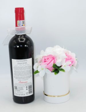 Set Cadou Cerere Nași Cununie, „Valsul” – sticlă de vin personalizată și aranjament flori de săpun – ILIF11011