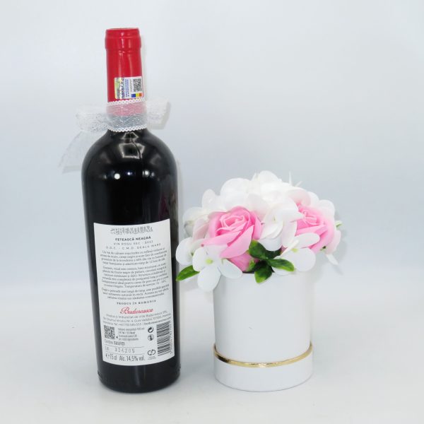 Set Cadou Cerere Nași Cununie, „Valsul” – sticlă de vin personalizată și aranjament flori de săpun - ILIF11011 - imagine 5