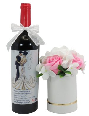 Set Cadou Cerere Nași Cununie, „Valsul” – sticlă de vin personalizată și aranjament flori de săpun – ILIF11011
