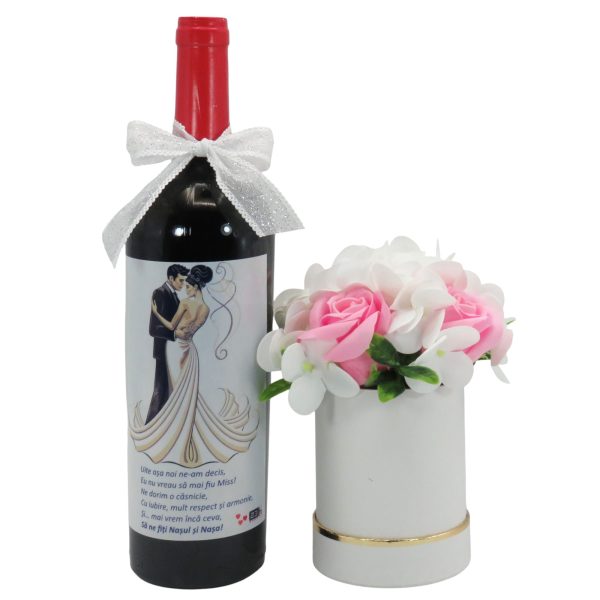 Set Cadou Cerere Nași Cununie, „Valsul” – sticlă de vin personalizată și aranjament flori de săpun - ILIF11011
