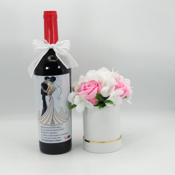 Set Cadou Cerere Nași Cununie, „Valsul” – sticlă de vin personalizată și aranjament flori de săpun - ILIF11011 - imagine 6