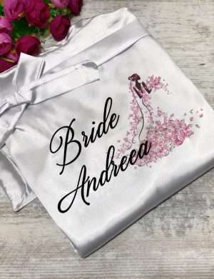 Halat alb satin premium, personalizat Bride + nume, cu detaliu silueta mireasa – ACD201003