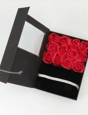 Cutie cadou pentru iubita, cu bratara bijuterie si trandafiri rosii de sapun – ILIF202052