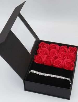 Cutie cadou pentru iubita, cu bratara bijuterie si trandafiri rosii de sapun – ILIF202052