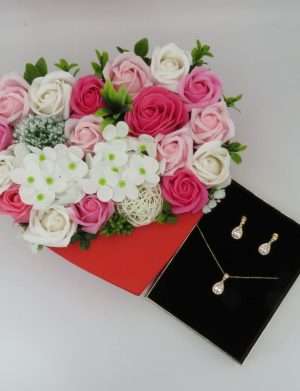 Set cadou Din inima – pentru tine, aranjament floral & bijuterii – ILIF202051