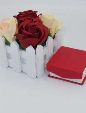 Set cadou pentru iubita, cu brosa realizata manual si flori de sapun – ILIF202050