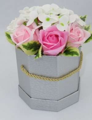 Aranjament cu flori albe si roz de sapun, suport argintiu – ILIF202048