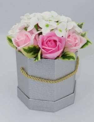 Aranjament cu flori albe si roz de sapun, suport argintiu – ILIF202048